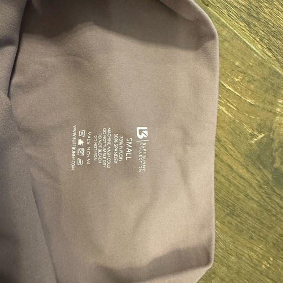Buffbunny crop leggings in mauve 

Size is small and slight pilling - Picture 4 of 4
